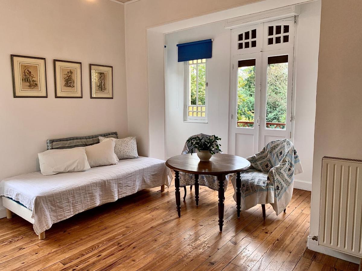 Le Bearn Sous Les Toits Bed and Breakfast Nay  Exteriör bild